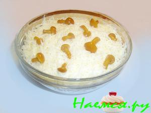 Салат с отварной рыбой и маринованными грибами Салат с отварной рыбой и маринованными грибами