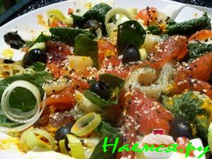 Салат с лососем и шпинатом под соусом