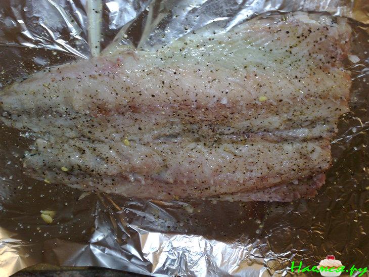 Скумбрия фаршированная сыром и зеленью