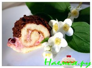 Клубничный рулет со сметаной и пломбиром