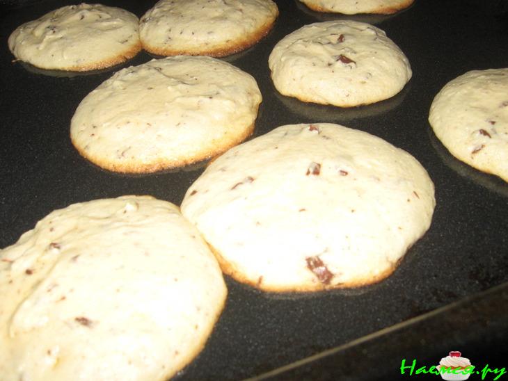 Chocolate Chip Cookies (Thin, Chewy & Puffy)