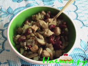 Салат с сухариками и фасолью