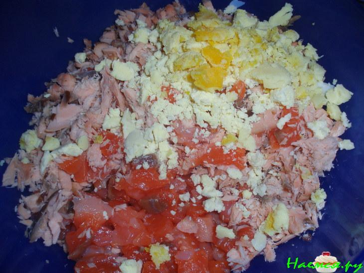 Рыбный салат (слабосоленая форель и горбуша горячего копчения)