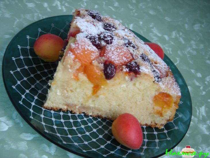 Творожно-абрикосовый пирог с черешней Творожно-абрикосовый пирог с черешней