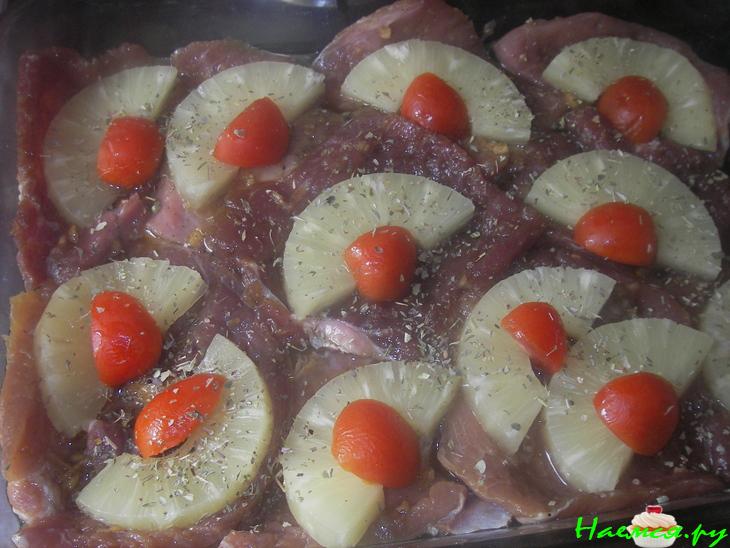 Свинина, запеченная с ананасами и помидорами черри