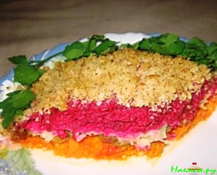 Слоёный салат с овощами, изюмом и орехами