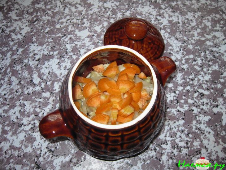 Жаркое с котлетой в горшочке