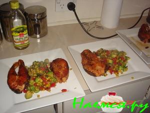 Жареная рыба с салатом из авокадо