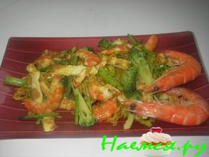 Жареный рис с креветками, овощами и омлетом Жареный рис с креветками, овощами и омлетом