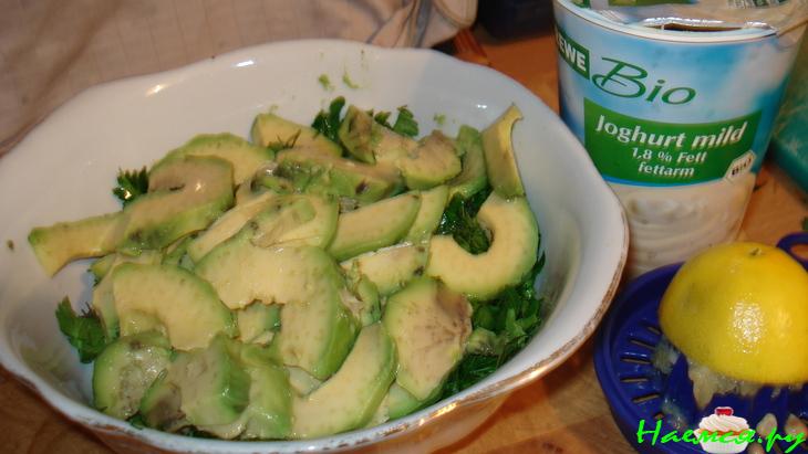 Салат "Свежесть" с редисом, кольраби и авокадо