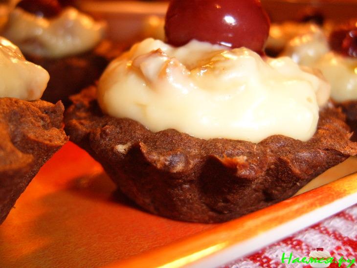 Корзинки с кремом, украшенные клубникой