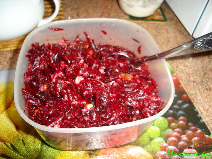 Салат "Изюминка" со свеклой и черносливом