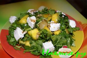 Салат с рукколой, манго и кедровыми орешками Салат с рукколой, манго и кедровыми орешками