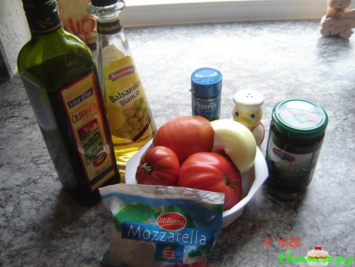 Салат из помидор с моцареллой и маслинами Салат из помидор с моцареллой и маслинами