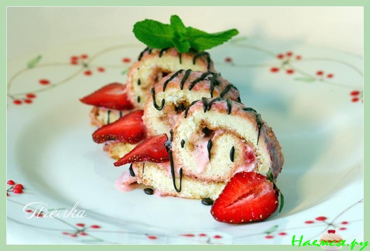 Клубничный рулет со сметаной и пломбиром Клубничный рулет со сметаной и пломбиром