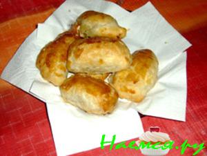 Сырные "пончики" из слоеного теста