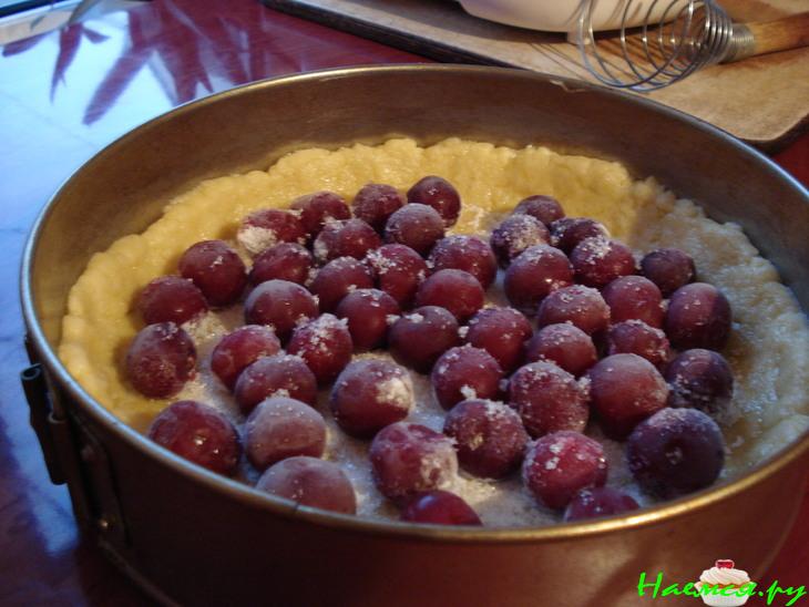 Фруктовый пирог с вишней и йогуртовым кремом