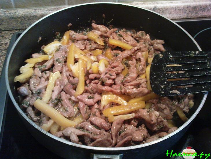 Черная паста с белым соусом