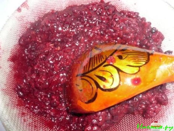 Сметанковый торт с ежевичным соусом