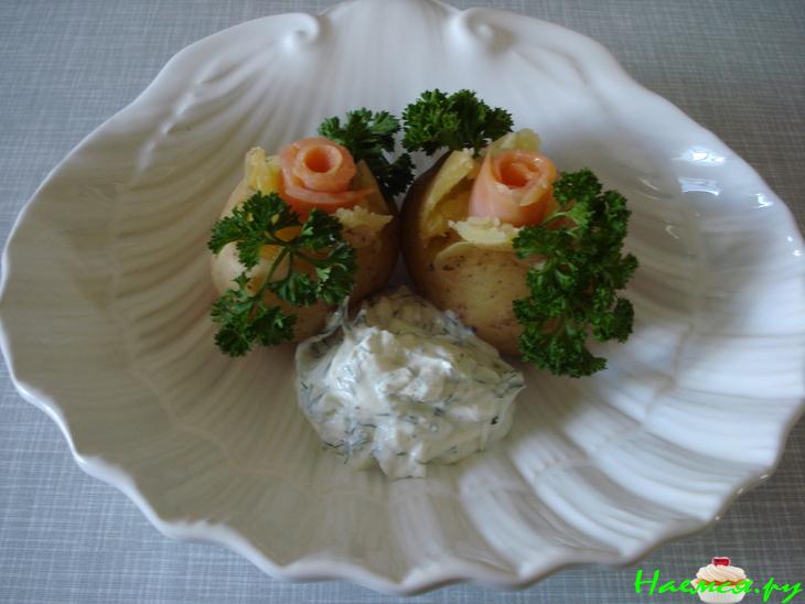 Молодой картофель со сметанным соусом