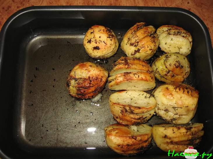 Картофель запеченый с зеленью и чесноком