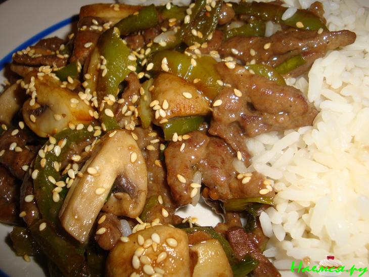 Говядина с шампиньонами,паприкой и луком (по-китайски) Говядина с шампиньонами,паприкой и луком (по-китайски)