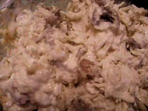 Салат "Вкусный" с шампиньонами и курицей