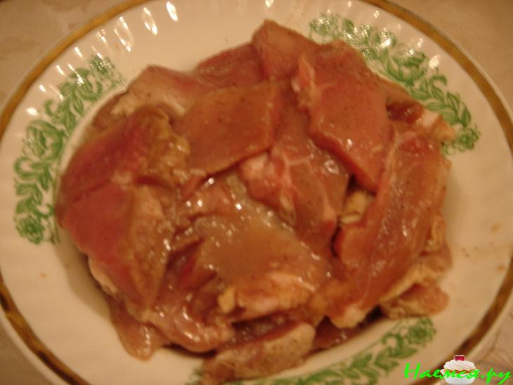 Тушеная свинина с яблоками и сливами