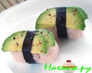 Нигири-суши с авокадо и перцем