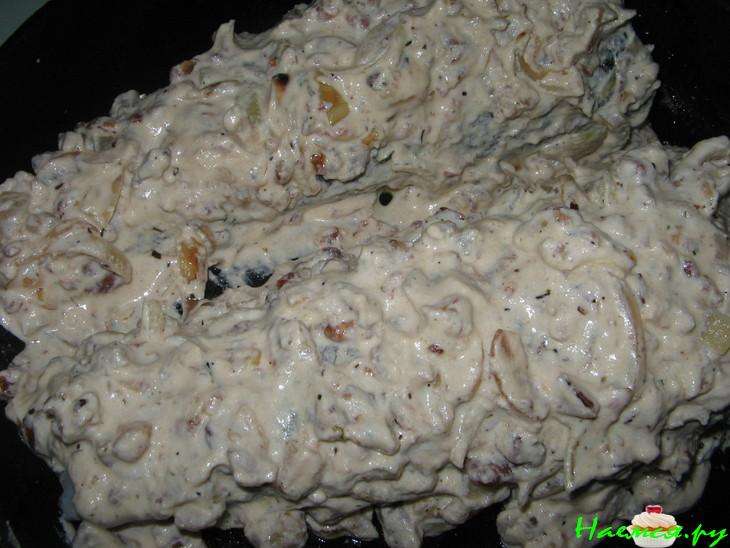 Рыба запеченная в сливках с луком и грецкими орехами 