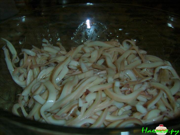 Салат из кальмаров, картофеля и соленых огурцов