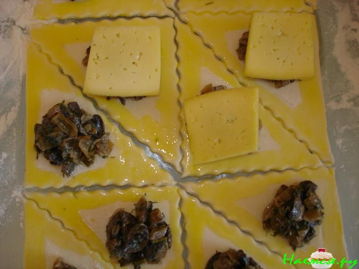 Закусочные пирожки с грибами и сыром