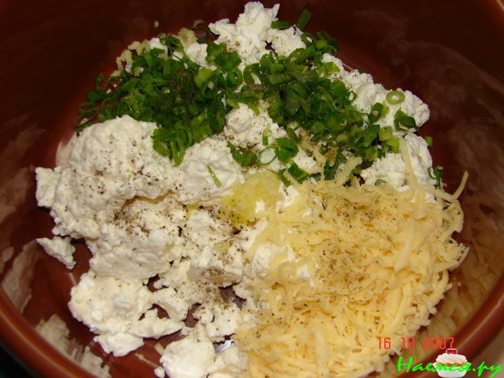 Пирог с салями и сыром