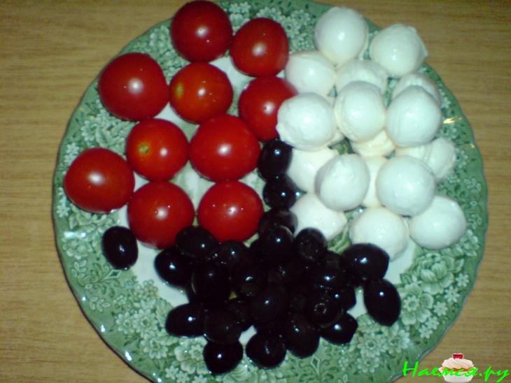 Шашлычки из помидорок и сыра