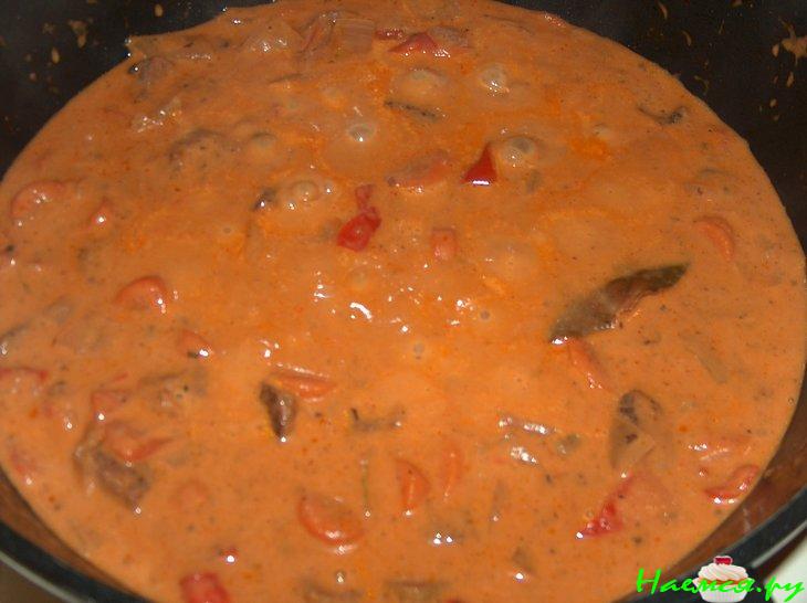 Гуляш говяжий с сельдереем в красном вине с томатом Гуляш говяжий с сельдереем в красном вине с томатом