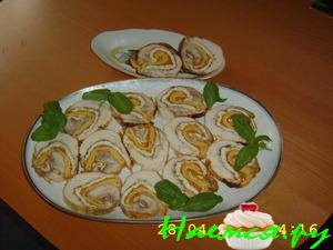 Куриный рулет с яйцом и чесноком