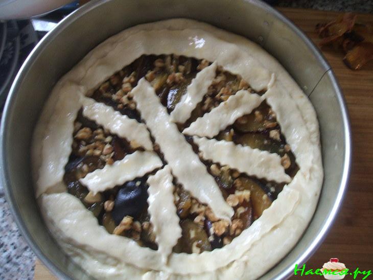 Пирог сливовый с грецкими орехами