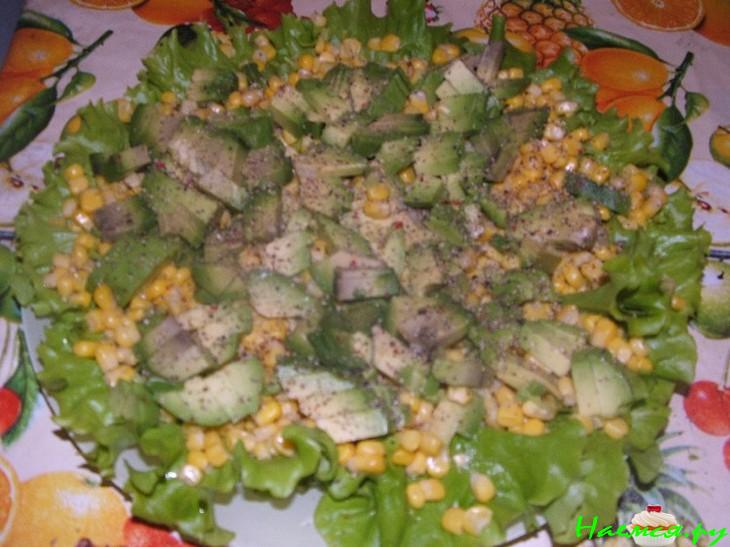 Салат из авокадо с кукурузой