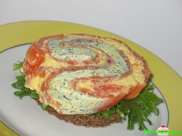 Рулет из лосося и сливочного сыра