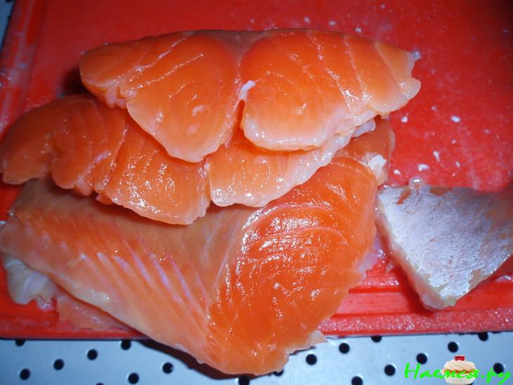 Рыбный салат (слабосоленая форель и горбуша горячего копчения)