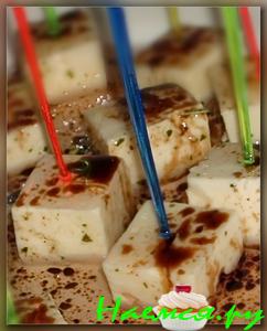 Маринованная пряная брынза с чесноком