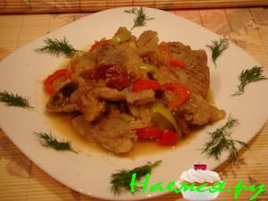 Тушеная свинина с яблоками и сливами