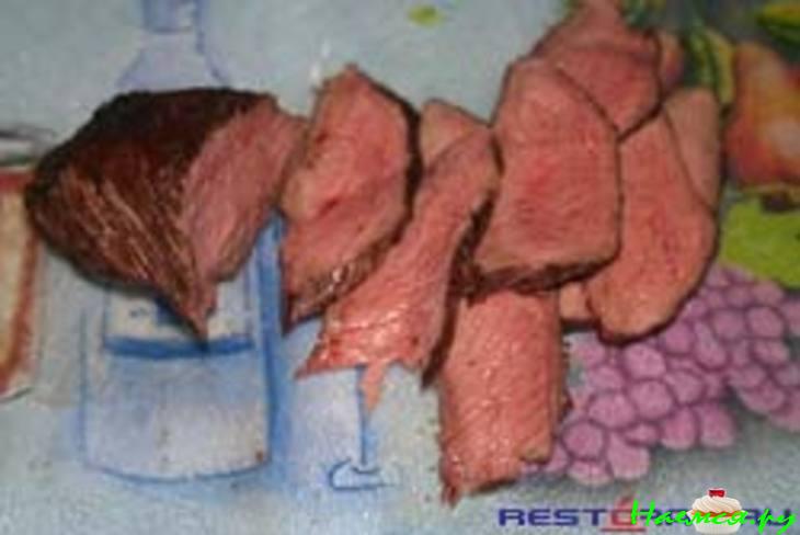 Салат мясной с виноградом и кедровыми орешками