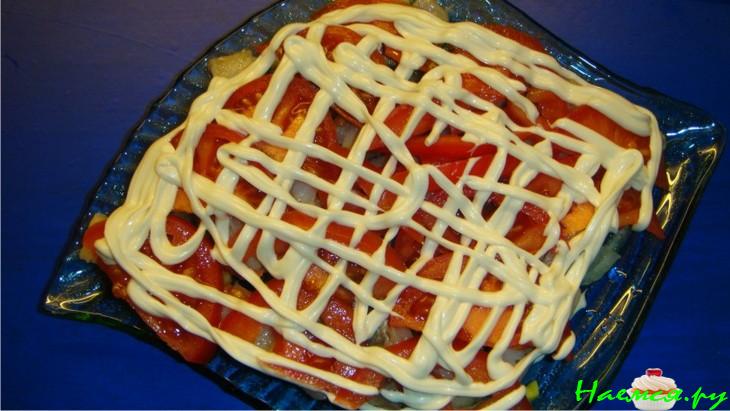 Салат из селедки с помидором, луком и яйцом Салат из селедки с помидором, луком и яйцом