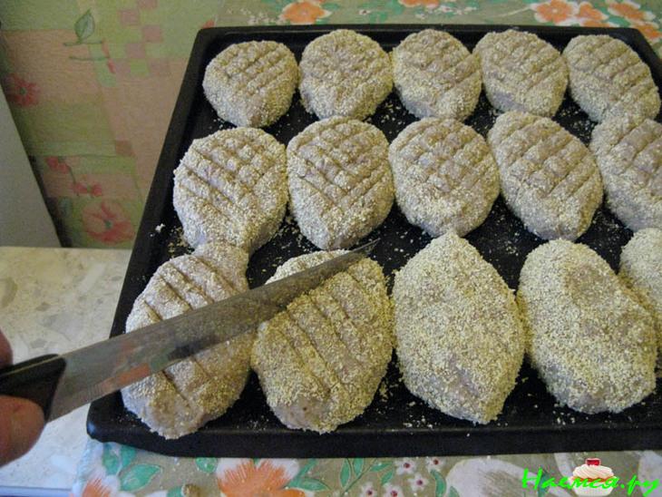 Котлеты со смешанным фаршем и черным хлебом
