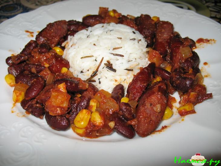 Фасоль с колбасками и рисом