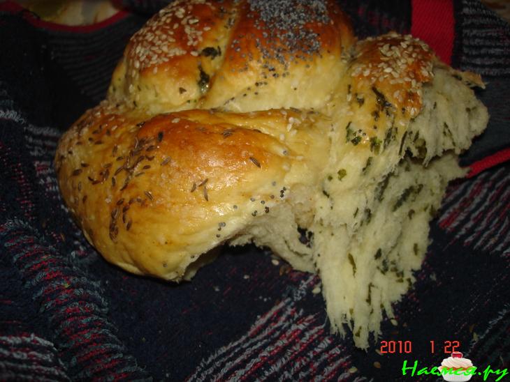 Хлебная плетенка с зеленью и красным перцем 