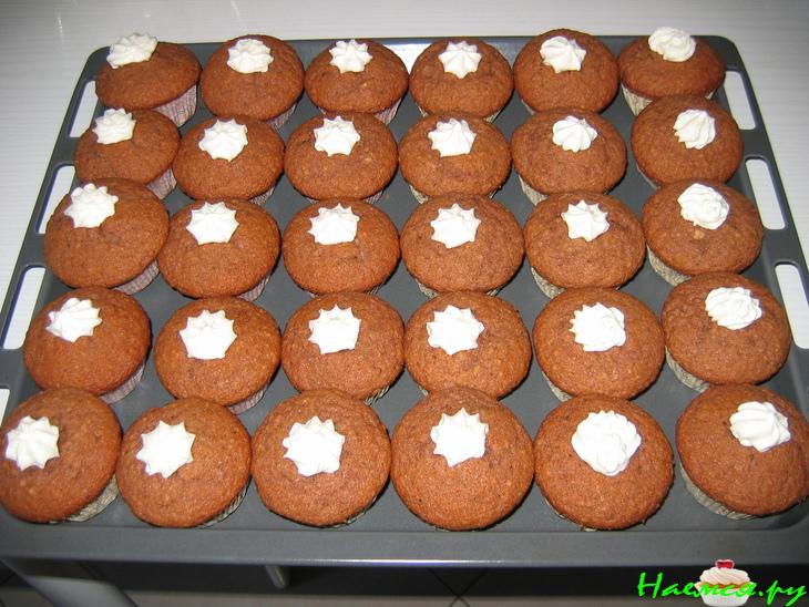 Банановые маффины с орехами