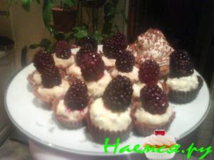 Шоколадный корзиночки с безе и ежевикой Шоколадный корзиночки с безе и ежевикой