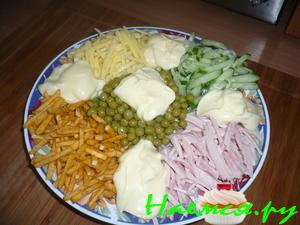 Салат с колбасой быстрый